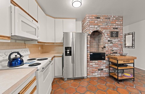 Ventura House | 25% Off October! Comfy Beds, Full AC, Great Patio