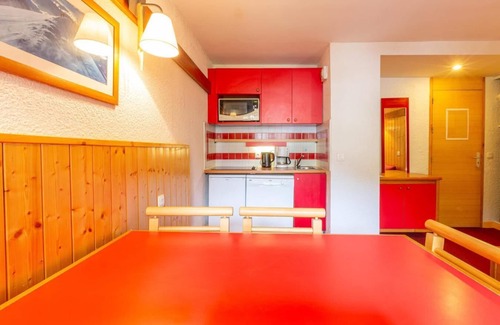 Plagne 1800 Apartment | 250m from ski slopes, floor -2, view mountain, swimming pool, balcony, ski locker, 34m², La Plagne