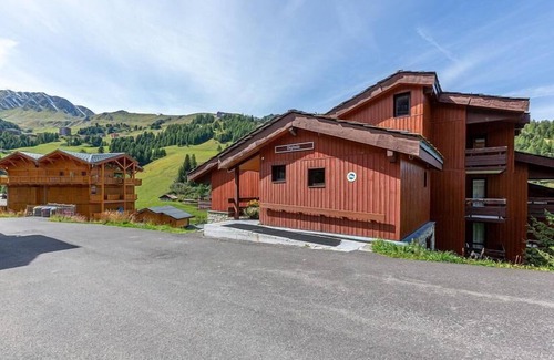 Plagne 1800 Apartment | 250m from ski slopes, floor -2, view mountain, swimming pool, balcony, ski locker, 34m², La Plagne