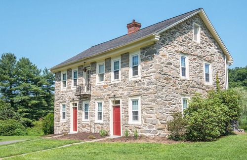 Pequea House | 250yo Stone House - Stargazing, Fireflies, Streams, and room to Run!