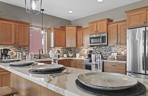 Stoughton House | 25min to Capitol - Groups - KING Suite - Game Room