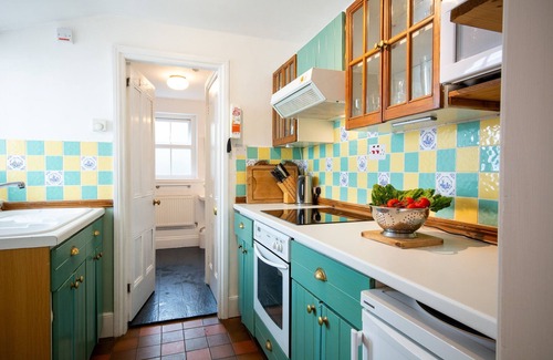 Beaumaris Cottage | 26 Rosemary Lane - sleeps 5 guests in 3 bedrooms