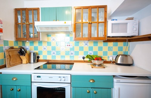 Beaumaris Cottage | 26 Rosemary Lane - sleeps 5 guests in 3 bedrooms