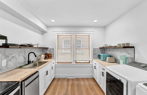 Downtown Niagara Falls House | 2700ft2, 6 bdrm, 2 kitchens, mins to Falls, AC, WiFi, sleep 16