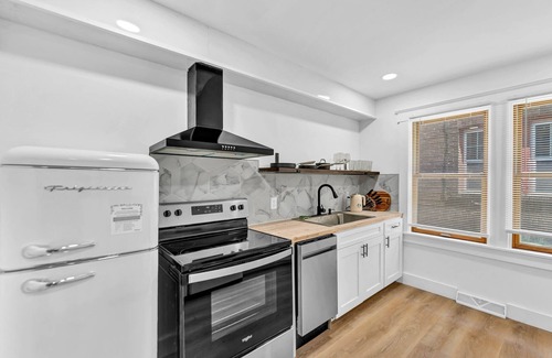 Downtown Niagara Falls House | 2700ft2, 6 bdrm, 2 kitchens, mins to Falls, AC, WiFi, sleep 16