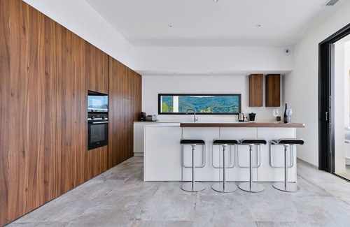 Pietrosella Villa | 270m², 5 Bedrooms with shower romms and a swimming pool