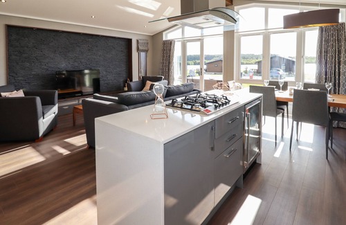 Oakmere Cottage | 28 DELAMERE POINT, pet friendly, with hot tub in Delamere