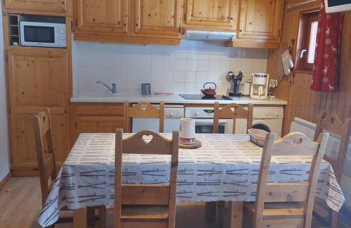 Valloire Apartment | 280m from ski slopes, 3rd floor, balcony, parking, tv, ski locker, 48m², Valloire