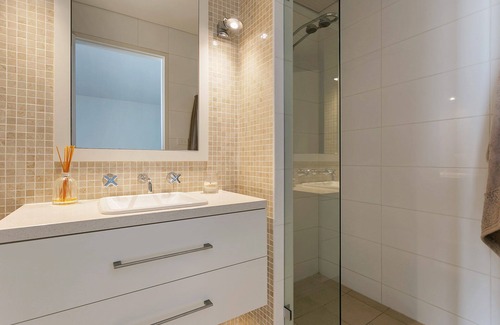 Port Elliot House | 29 Barbara - Beachfront - Luxury - Linen Included - Wi-Fi