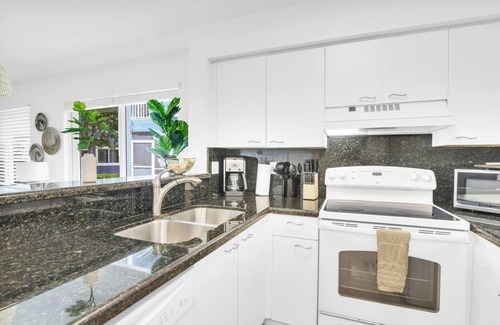 Mission Bay Apartment | 290B - Boca Retreat w/Pool, Parking, Near Evert Tennis & Shops