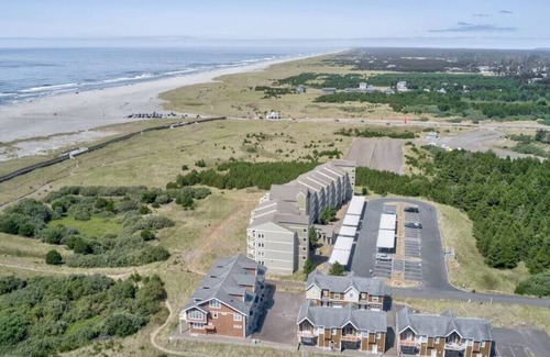 Long Beach Condo | 2bd, 2ba, Walk to Town and Beach (SRetreat)