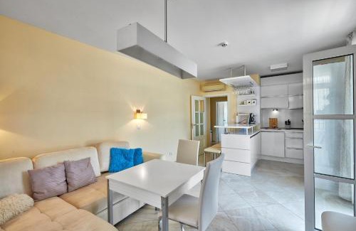 Chernomorets Apartment | 2BD Flat with Balcony in Flores Garden Complex by Flat Mаnаger