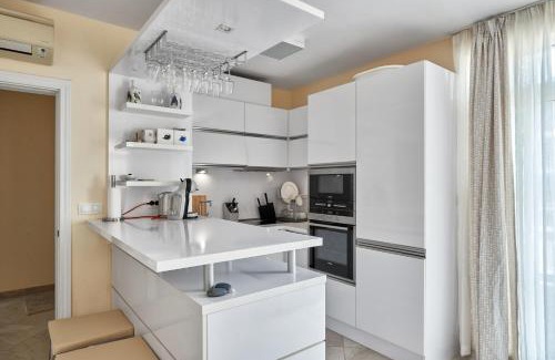 Chernomorets Apartment | 2BD Flat with Balcony in Flores Garden Complex by Flat Mаnаger