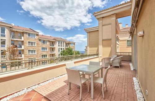Chernomorets Apartment | 2BD Flat with Balcony in Flores Garden Complex by Flat Mаnаger