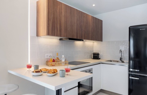 Vouliagmeni Apartment | 2BD Luxury Sea View Penthouse in Astir Beach