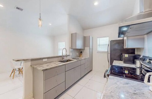 Central City Apartment | 2BD-RemoteWork-Extd Stay Discounts-PetsOK-Central