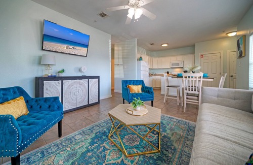 Port Aransas Condo | 2BDR Condo w/Pool | Walk to Shore, Pet-Friendly