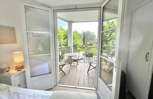 Saint-Tropez City Centre Apartment | 2BdR Luxurious Haven with Parking in Heart of Saint Tropez