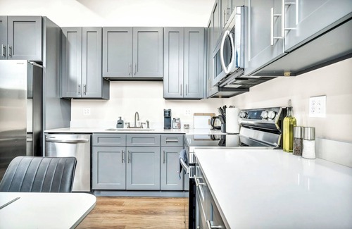 Cleveland Apartment | 2Bed 1Bath Free Parking 10 Min to DT Gym