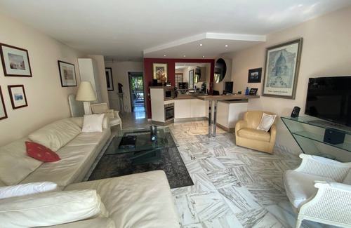 Caucade Apartment | 2bed modern apartment, ventilated with garage, tennis, swimming pools in a wooded park