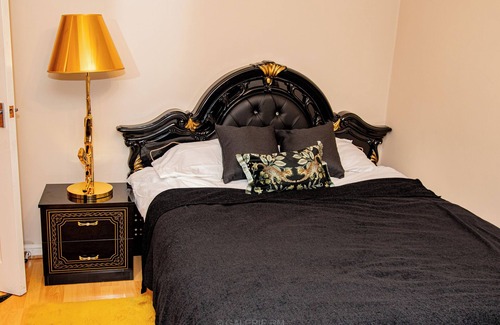 Walsall Apartment | 2bedroom Flat with Private Parking