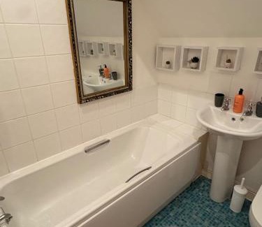St Helens Apartment | 2beds at St Helens Near Town Center & Theater, Free Parking, WiFi