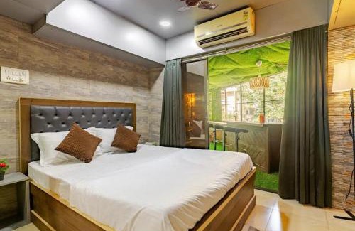 Lokhandwala Complex Apartment | 2BHK with Terrace Garden-Lokhandwala Andheri