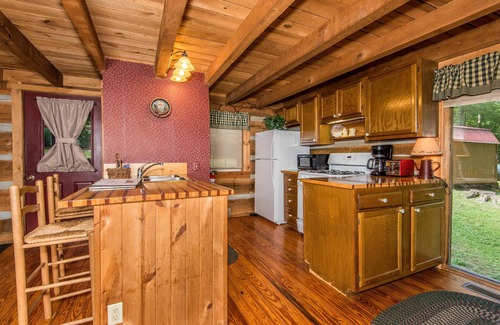 Helmsburg Cabin | 2BR, 2 BA Log Cabin