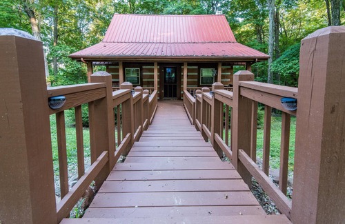 Helmsburg Cabin | 2BR, 2 BA Log Cabin