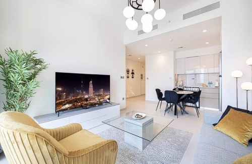 Downtown Dubai Apartment | 2BR | 2 Pools & Gym | Burj Khalifa | Dubai Mall