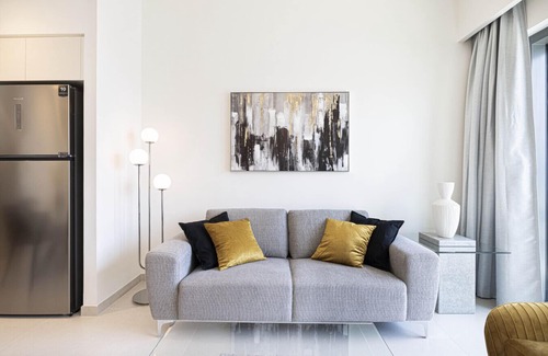 Downtown Dubai Apartment | 2BR | 2 Pools & Gym | Burj Khalifa | Dubai Mall