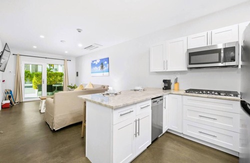 Washington House | 2BR/2BA 4MINS to Beach at LUX Villa 5 by Bocobay