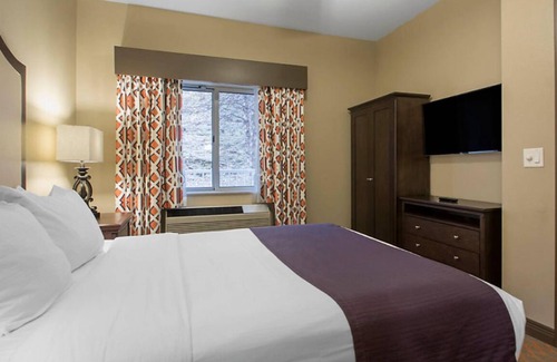 Lake Delton Resort | 2BR/2BA Condo at Bluegreen's Odyssey Dells Resort - water park right next door!
