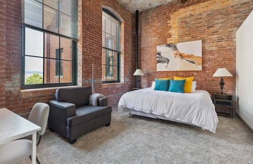 Strip District Apartment | 2BR 2BA Luxury Historic Loft With Pool