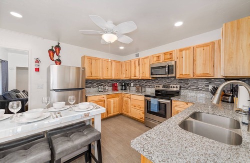 Tucson House | 2BR/2BA w/Jacuzzi & Putting Green Close to Airport