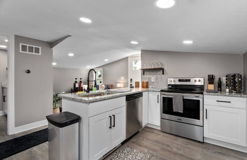 Midtown - Westport House | 2BR 30 day stay Hockey Arcade Walkable