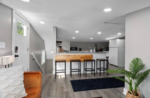 Midtown - Westport House | 2BR 30 day stay Hockey Arcade Walkable