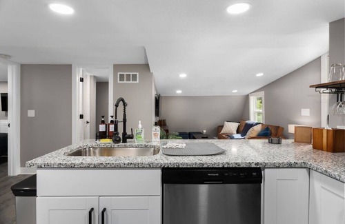 Midtown - Westport House | 2BR 30 day stay Hockey Arcade Walkable