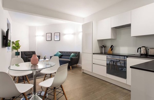 St Albans Apartment | 2BR Apartment w/Fully Equipped Kitchen & Comfortable Beds for the Perfect Stay