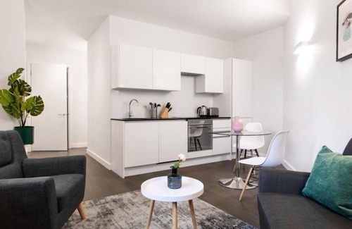 St Albans Apartment | 2BR Apartment w/Fully Equipped Kitchen & Comfortable Beds for the Perfect Stay