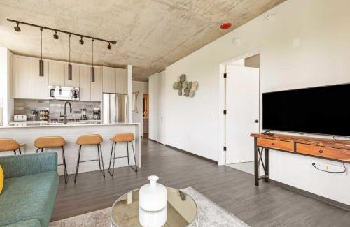 Near West Side Apartment | 2BR Chic New Apartment With Rooftop Pool & Gym