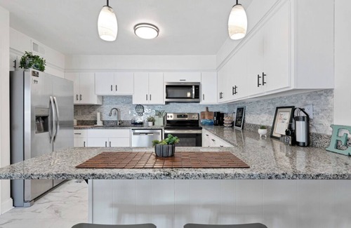 Chic's Beach Apartment | 2BR Chic’s Beach Gem Walk to Shore Dogs OK