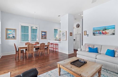 Holiday Isle Cottage | 2BR Coastal Cottage w/Private Courtyard + Close to Beaches| Coconut Cottage