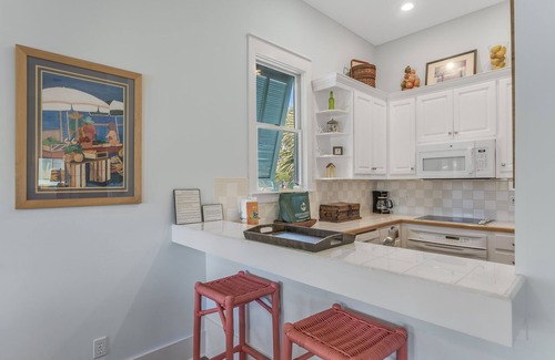 Holiday Isle Cottage | 2BR Coastal Cottage w/Private Courtyard + Close to Beaches| Coconut Cottage