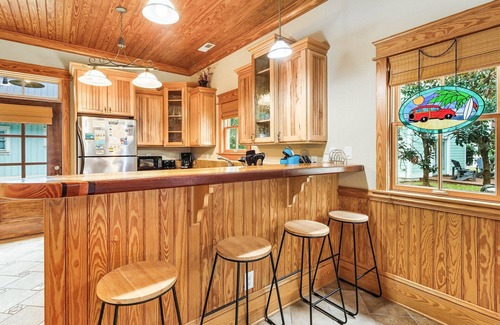 Manteo House | 2BR coastal cottage w/whirlpool tub & patio
