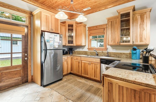 Manteo House | 2BR coastal cottage w/whirlpool tub & patio