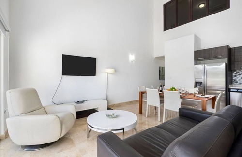 Washington Condo | 2BR Condo 5* Location w/AmazingViews ~ Pool ~ GYM