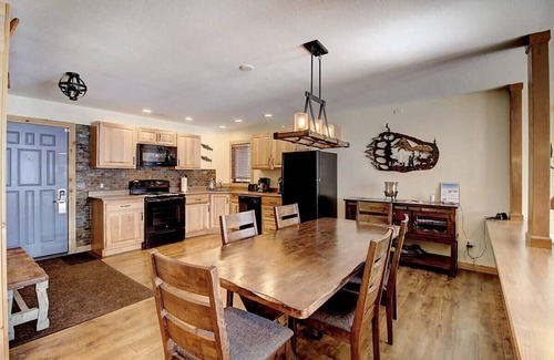 Silvercreek Condo | 2BR Condo Getaway - Private Hot Tub, Fireplace