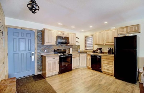 Silvercreek Condo | 2BR Condo Getaway - Private Hot Tub, Fireplace