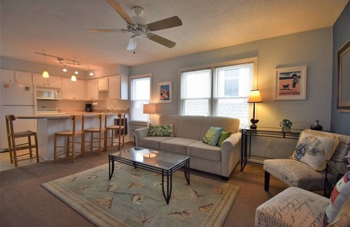 Country Club Estates Condo | 2BR Condo in Heart of Downtown - Walk to Beach & Shopping